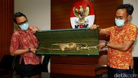Pedang tersebut diserahkan pihak Polri kepada KPK untuk menyampaikan laporan gratifikasi berdasarkan surat perintah dari Kapolri.