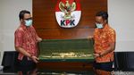 Polri Serahkan Pedang Emas ke KPK
