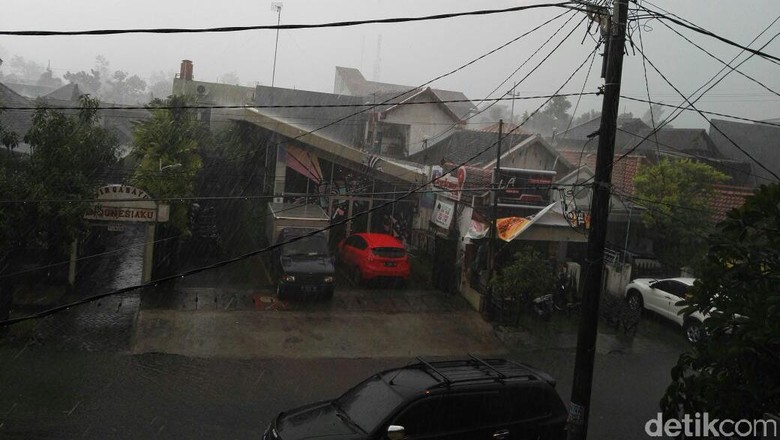 Hujan dan Angin Kencang di Surabaya, Ini yang Terjadi Hujan dan Angin Kencang di Surabaya, Ini yang Terjadi