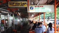 Mulai dari sop hingga ayam bakar dijajakan di kios yang terletak di Jalan Birah tersebut.