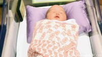 Bayi mungil itu memiliki wajah seperti sang ayah, Andhika. Pool/Noel/detikFoto.