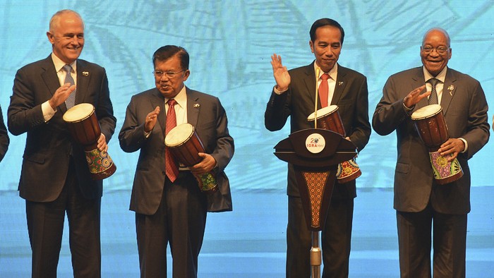 Presiden Joko Widodo (kedua kanan) bersama Wapres Jusuf Kalla (kedua kiri), PM Australi Malcom Turnbull (kiri) dan Presiden Afrika Selatan Zacob Zuma (kanan) menabuh alat musik tifa ketika membuka KTT Indian Ocean Rim Association (IORA) ke-20 tahun 2017 di Jakarta Convention Center, Jakarta, Selasa (7/3). KTT IORA yang dihadiri 21 anggota dan tujuh negara mitra dialog itu mengangkat tema “Strengthening Maritime Cooperation for Peaceful, Stable & Prosperous Indian Ocean”. ANTARA FOTO/IORA SUMMIT 2017/Wahyu Putro A/pras/par/17.