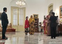 Iriana Jokowi memberikan cendera mata berupa bros mutiara ke tamu negar (Danu Damarjati/detikcom)