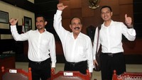 (Ki-ka) Andri Cahya, Ahmad Musadeq, dan Mahful Muis mengacungkan jempol bersama saat menjalani sidang vonis di Pengadilan Negeri Jakarta Timur, Selasa (7/3/2017).