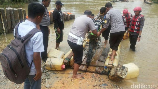 Jembatan Hanyut, Polisi Seberangkan Warga Rohul / 