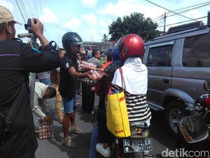 Prihatin Harga Anjlok, Ribuan Peternak Ayam Blitar Bagi-bagi Telur