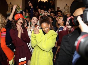 Foto: Hebohnya Fashion Show Rihanna x Puma di Perpustakaan Kuno