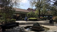 Latrobe Park merupakan taman yang berada di dekat pasar. Sehingga wisatawan yang mau istirahat setelah belanja bisa duduk-duduk santai di taman ini (Angga/detikTravel)