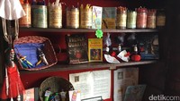 Museum ini menjual berbagai pernak-pernik Voodoo. Contohnya kalung, boneka Voodoo, gris-gris yang merupakan sejenis jimat Voodoo yang mendatangkan kebaikan, bahkan aneka ramuan mulai dari kesehatan hingga untuk cinta (Angga/detikTravel)