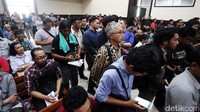 Pengunjung mendengarkan vonis yang dibacakan hakim.