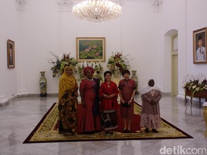 Iriana Jokowi Beri Tutorial Berkerudung ke Para Istri Pemimpin Negara