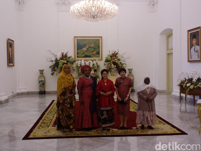 Iriana Jokowi Beri Tutorial Berkerudung ke Para Istri Pemimpin Negara