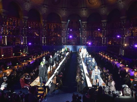 Foto: Hebohnya Fashion Show Rihanna x Puma di Perpustakaan Kuno  