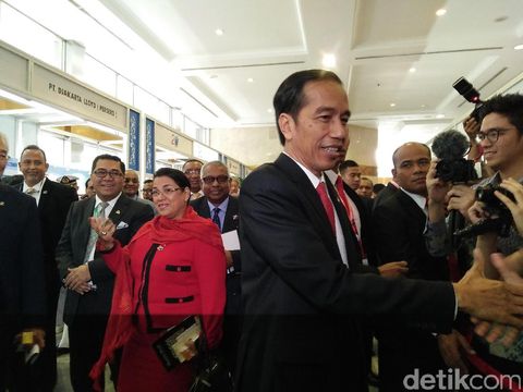Berkeliling Arena IORA, Jokowi dan PM Turnbull Cicipi Air Kelapa