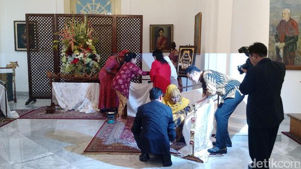 Batik dan Mutiara dari Iriana untuk Para Istri Kepala Negara