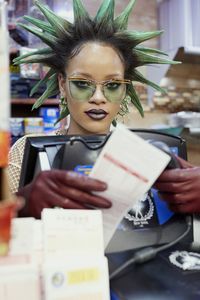 Gaya Baru Rihanna Berambut Mohawk di Cover Majalah Paper