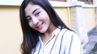 Dara keturunan Pakistan itu terlihat fresh dengan makeup tipis dan pulasan lipstik pink. Pool/Hanif Hawari/detikFoto.