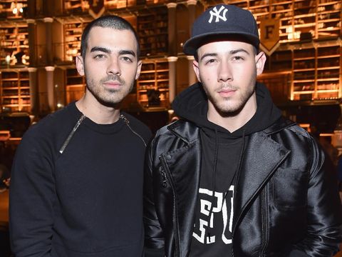 Foto: Hebohnya Fashion Show Rihanna x Puma di Perpustakaan Kuno  