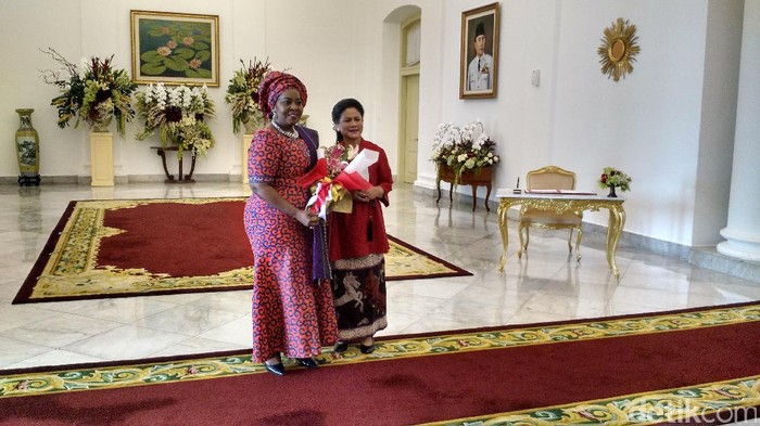 Batik dan Mutiara dari Iriana untuk Para Istri Kepala Negara