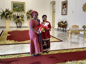 Batik dan Mutiara dari Iriana untuk Para Istri Kepala Negara