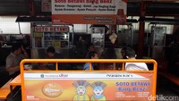 Pengunjung menikmati makanan yang dijajakan di Pujasera Blok S.