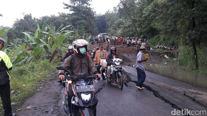 Jalan Ambles di Jalur Kadipaten-Sumedang