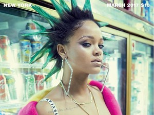 Gaya Baru Rihanna Berambut Mohawk di Cover Majalah Paper