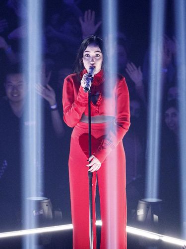 Ini Adik Miley Cyrus, Tampil dengan Baju Transparan di Penghargaan Musik