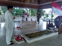 Ridwan Kamil Ziarah ke Makam Bung Karno di Kota Blitar