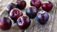 Plum adalah buah rendah kalori yang kaya akan serat makanan, sorbitol dan isatin. Semua nutrisi ini membantu mengendalikan tekanan darah dan mengurangi masalah pencernaan seperti sembelit. Plum juga memiliki indeks glikemik yang rendah, maka ini ideal untuk pasien diabetes yang ingin menurunkan berat badan. (Foto: iStock)