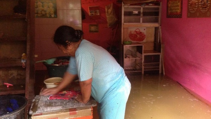 Banjir di Cawang Mulai Surut, Aktivitas Warga Normal