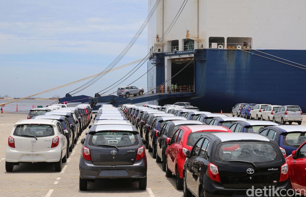 PT Toyota Motor Manufacturing Indonesia (TMMIN) melakukan pengapalan kendaraan untuk ekspor ke berbagai negara di IPC Car Terminal, Tanjung Priok, Jakarta, Rabu (8/3).