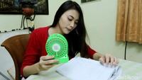 Karena padatnya jadwal syuting, ia memutuskan untuk ngekos di Jakarta.