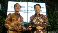 President Director PT Schroder Investment Management Indonesia Michael Tjandra Tjoajadi (kiri) dan President Director Bank KEB Hana Martin Lee (kanan) melakukan kerja sama strategis dalam distribusi reksa dana.