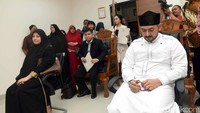 Tak ada kata-kata yang keluar dari mulut Al Habsyi dan Putri Aisyah, mereka hanya saling menunduk. Pool/Noel/detikFoto.