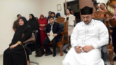 Hitam-Putih dan Dinginnya Sidang Cerai Al Habsyi