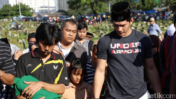 Tegarnya Iko Uwais Melepas Sang Ayah