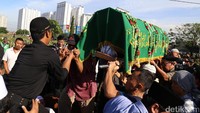 Sang ayah, Musthafa Kamaluddin meninggal pada pagi tadi. Pool/Palevi S/detikFoto.