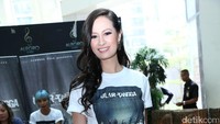Ia tampil kasual dengan kaus dan celana biru panjang serta heels hitam. Pool/Palevi S/detikFoto.