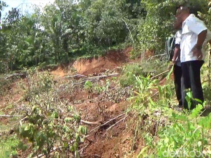 Bupati Emil: Penanganan Tanah Gerak Tunggu Kajian Ahli Geologi
