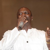 Akon, Sri LankaDalam video klip Sexy Chick, Akon terlihat berpesta di depan sebuah patung Buddha. Hal tersebut menimbulkan kericuhan di Sri Lanka yang akhirnya membuat Akon dilarang ke sana. Foto: Grandyos Zafna