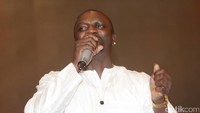 Akon bukan cuma berhenti minum alkohol sejak mualaf, ia juga puasa. Foto: Grandyos Zafna
