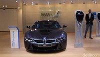 Mobil i8 beserta simulasi pengisian ulang listriknya. Foto: Dina Rayanti