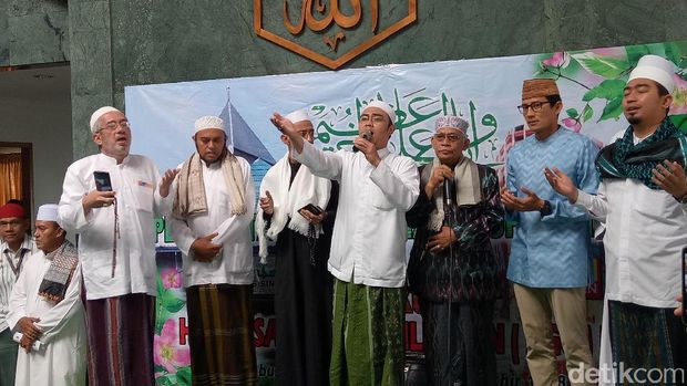 Sandiaga hadiri peringatan maulid nabi di Cililitan / 