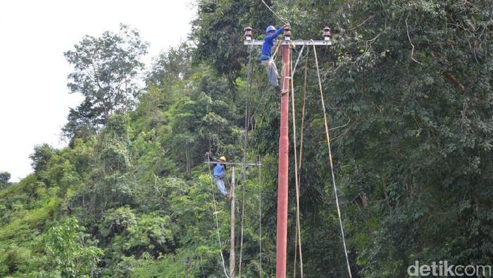 PLN Kerja Bakti Benahi Listrik di Sumbar Pasca Banjir