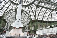 Spektakuler! Ada Roket Lepas Landas di Fashion Show Chanel