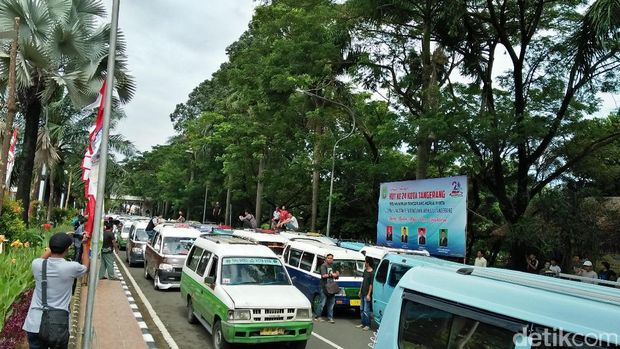 Sopir Angkot di Tangerang Demo Tolak Angkutan Online