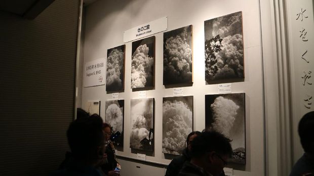 Pengunjung bisa melihat foto-foto saat kejadian bom atom (Ammang/detikTravel)