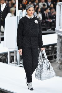 Spektakuler! Ada Roket Lepas Landas di Fashion Show Chanel