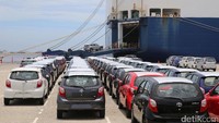 Jangan kira mobil murah Agya laris di Indonesia saja. Terlihat beberapa negara seperti Malaysia, Vietnam, Brunei Darussalam, Elsavador, Nicaragua, dan sederet negara lain juga tertarik akan mobil mungil ini. Agya yang di luar negeri bernama Wigo terkirim sebanyak 28.364 unit sepanjang Januari hingga November 2018. Foto: Ari Saputra